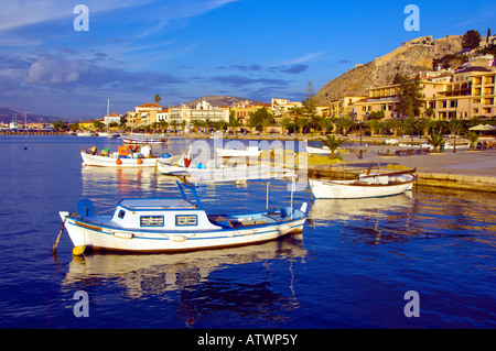 Coloratissime barche di pescatori nel porto con relfections e la Fortezza Palmidi sopra Nafplio Grecia Foto Stock