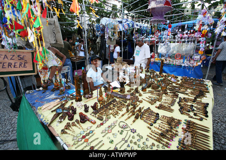 Pressione di stallo lady mostra off bigiotteria e intagli in street market, Ipanema, Rio de Janeiro, Brasile, Sud America Foto Stock