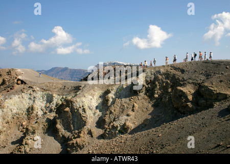 Turisti sul cerchione crator di Nea Kameni Foto Stock