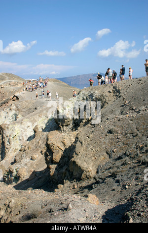 Esplorare il vulcano su 'Nea Kameni' isola vicino a Santorini. Foto Stock