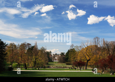 Parco Sempione con Arco della Pace Arco della Pace nella distanza Milano Italia Foto Stock