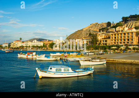 Coloratissime barche di pescatori nel porto con relfections e la Fortezza Palmidi sopra Nafplio Grecia Foto Stock