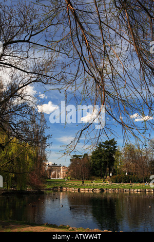 Parco Sempione con Arco della Pace Arco della Pace nella distanza Milano Italia Foto Stock