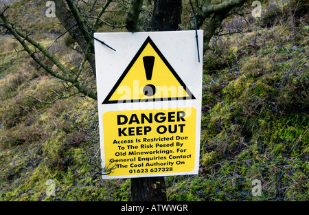 Pericolo tenere fuori segno a pozzo crollato sulla terra dello sviluppo presso Hotel Gerrig Merthyr Tydfil South Wales UK Foto Stock