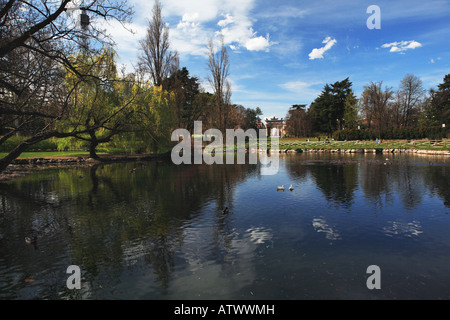 Parco Sempione con Arco della Pace Arco della Pace nella distanza Milano Italia Foto Stock