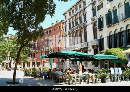 Caffetteria in una piazza di Venezia Foto Stock