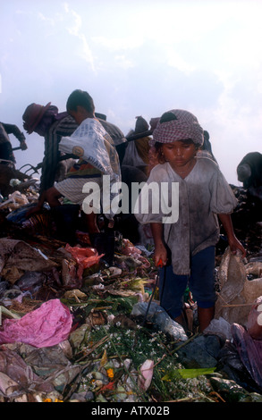 Bambino operai lavorano su Stung Meanchey municipal discarica a Phnom Penh in Cambogia. Foto Stock