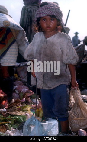 Bambino operai lavorano su Stung Meanchey municipal discarica a Phnom Penh in Cambogia. Foto Stock