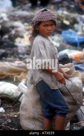 Bambino operai lavorano su Stung Meanchey municipal discarica a Phnom Penh in Cambogia. Foto Stock