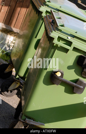 Verde scomparti wheelie contenitori di riciclaggio al di fuori dei rifiuti commerciali composto di locali industriali Foto Stock