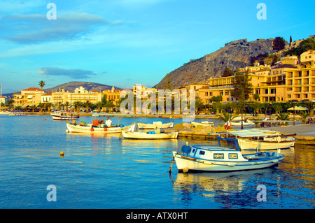 Coloratissime barche di pescatori nel porto con relfections e la Fortezza Palmidi sopra Nafplio Grecia Foto Stock