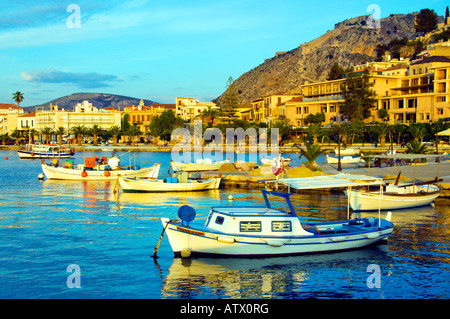 Coloratissime barche di pescatori nel porto con relfections e la Fortezza Palmidi sopra Nafplio Grecia Foto Stock