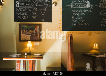 Messico Guanajuato Menu per bevande e alimenti su lavagna sul ristorante messicano prezzi parete cabine e tavoli spagnolo vuota Foto Stock