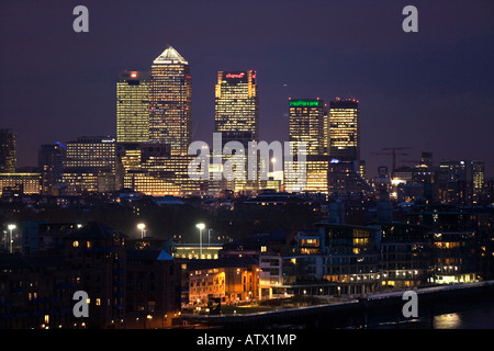 Docklands e da Canary Wharf visto durante la notte. Londra. Regno Unito Foto Stock