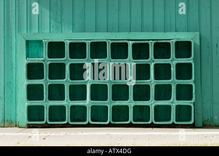 Asciugamano e calzatura cubbyholes presso un locale deserta piscina pubblica Foto Stock