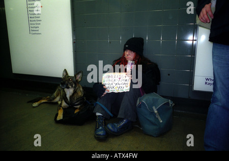 Donna senzatetto a mendicare nella stazione della metropolitana di Londra. Foto Stock