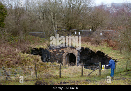 Pozzo crollato sulla terra dello sviluppo presso Hotel Gerrig Merthyr Tydfil South Wales UK Foto Stock