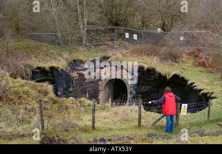 Pozzo crollato sulla terra dello sviluppo presso Hotel Gerrig Merthyr Tydfil South Wales UK Foto Stock