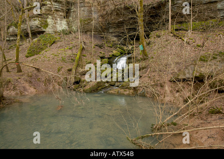 Versamento a cascata dalla bocca della Grotta Grotta Alexander Tennessee Foto Stock