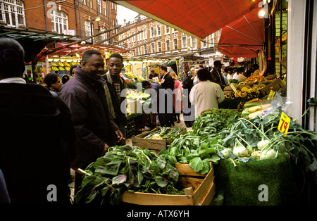 Brixton mercato nel sud di Londra dove una vasta gamma di ethnicand inusuale la frutta e la verdura sono venduti Foto Stock