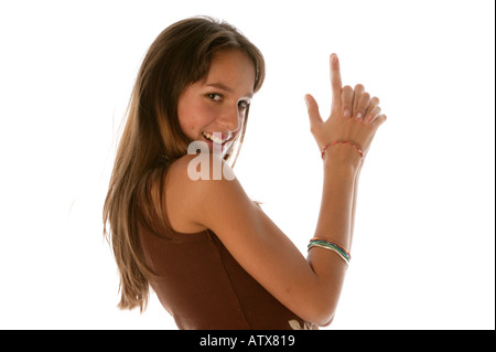 Giovane donna che guarda al gesto della fotocamera dal film di 007 Foto Stock