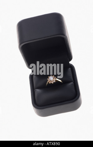 Ancora la vita di un diamante anello di fidanzamento nella casella isolato su uno sfondo bianco Foto Stock