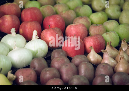 Frutta e verdura in outdoor farmers market Foto Stock