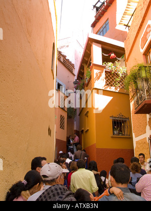 Messico Guanajuato giovane baciare in Kiss Alley grande gruppo di persone che guardano Callejon del beso apertura stretta tra gli edifici Foto Stock