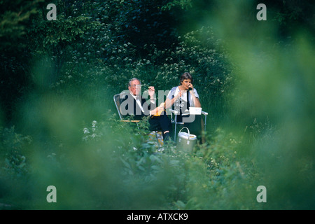 A couple picnic in the grounds during the interval at the famous Glyndebourne Opera in Sussex England Foto Stock