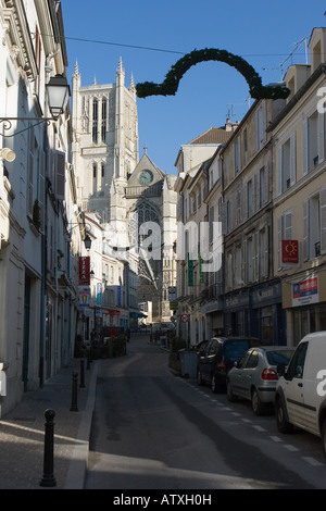 Strada stretta che conduce alla cattedrale di Meaux vicino a Parigi Foto Stock