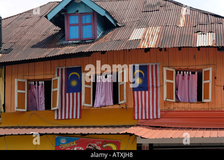 Bandiere malese adornano una casa durante le celebrazioni Merdeka a Kuching Foto Stock