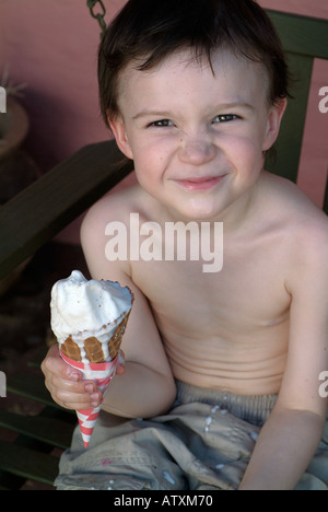 Ragazzo con cono gelato Foto Stock