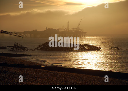 Brighton piers, compreso il Molo Ovest di rovine e brightons palace pier ora chiamata semplicemente Brighton Pier. Foto Stock