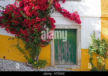 Scena di strada città murata in Óbidos Portogallo Foto Stock