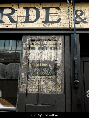 Il vecchio negozio di fronte in Spitalfields nell'East End di Londra Foto Stock