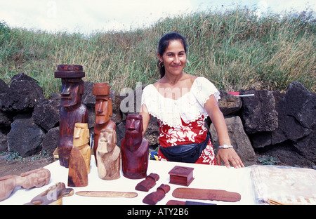 Pacifico del sud l'isola di pasqua Cile donna venditore con stallo di artigianato Foto Stock