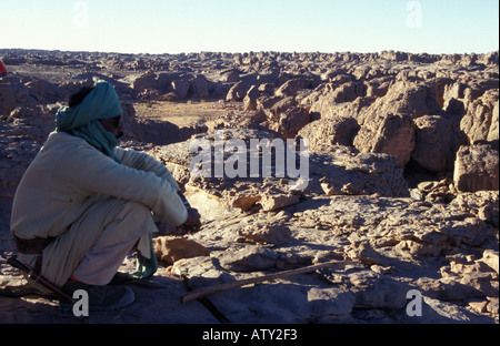 Guida del Sahara algerino Tuareg a Jabbaren Tassili N Ajjer, deserto del Sahara Foto Stock