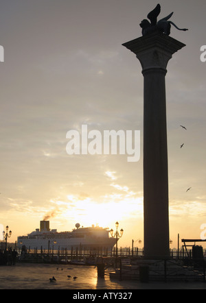 Vista dalla Piazza San Marco verso una nave da crociera in corrispondenza della bocca del Grand Canal all'alba Foto Stock