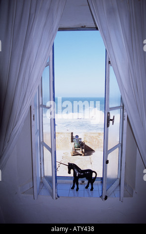 La Maison des Artistes finestra in hotel Essaouira, costa atlantica, Marocco, Nord Africa Foto Stock