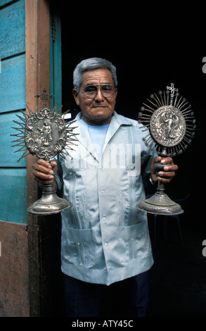 Membro di una Fraternità religiosa o cofradia stringendo le cime di argento per il personale di ufficio San Sebastian Retalhuleu Guatemala Foto Stock