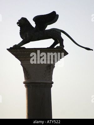 Lion colonna sulla piazzetta di San Marco a Venezia Italia Foto Stock