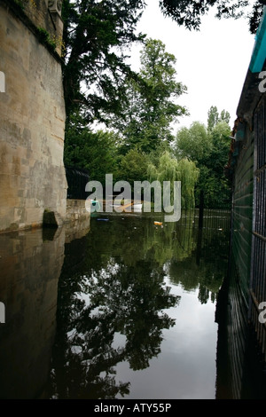 Scivolo sotto il fiume rigonfiata sul fiume Cherwell al Magdalen Bridge, Oxford Foto Stock