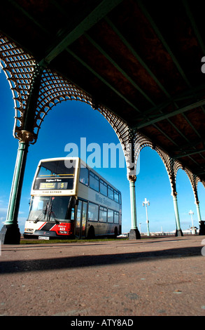 Un double decker bus sulla prom a Brighton. Foto Stock