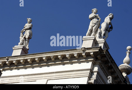 Dettagli architettonici di statue del Palazzo Chiericati in Piazza Matteotti Vicenza Italia Italy Foto Stock