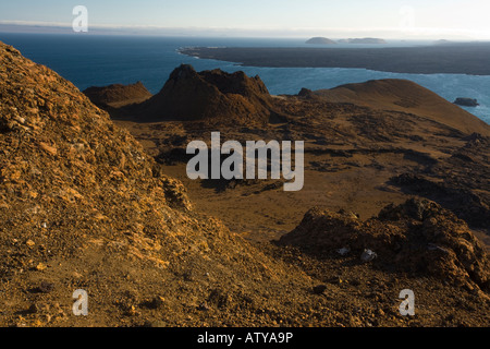 Vista dalla cima del Bartolome Isola con conetti eruttivi e i flussi di lava classico paesaggio vulcanico,Galapagos, Ecuador Foto Stock