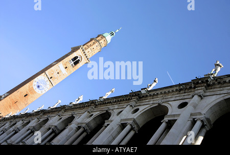 La Basilica e la Torre di Piazza nella piazza principale dal Palladio Vicenza Italia Italy Foto Stock