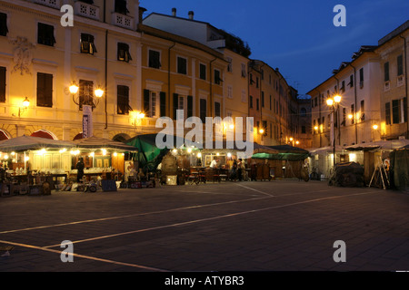 Si erge La Soffitta nella strada estate antiquario fair Sarzana liguria italia Foto Stock