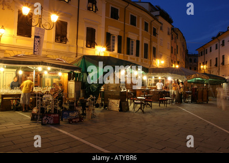 Si erge La Soffitta nella strada estate antiquario fair Sarzana liguria italia Foto Stock