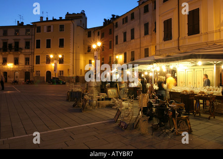 Si erge La Soffitta nella strada estate antiquario fair Sarzana liguria italia Foto Stock