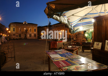 Si erge La Soffitta nella strada estate antiquario fair Sarzana liguria italia Foto Stock